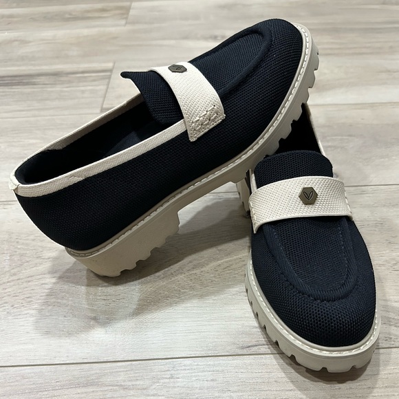 Vivaia Black and Cream Round-Toe Platform Chunky Heel Loafers - Picture 4 of 5